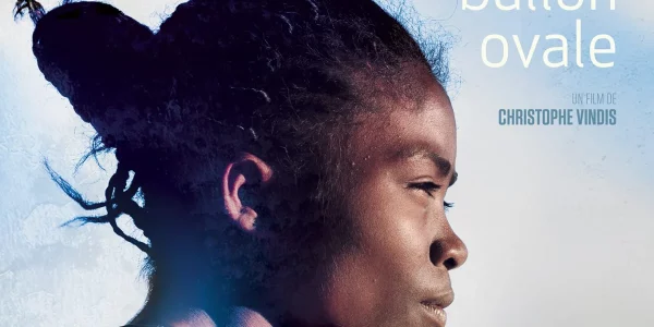 La jeune fille et le ballon ovale