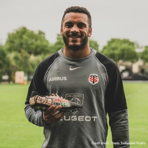 Matthis Lebel avec les crampons aux couleurs de Terres en Mêlées - Crédit photo : Stade Toulousain Rugby